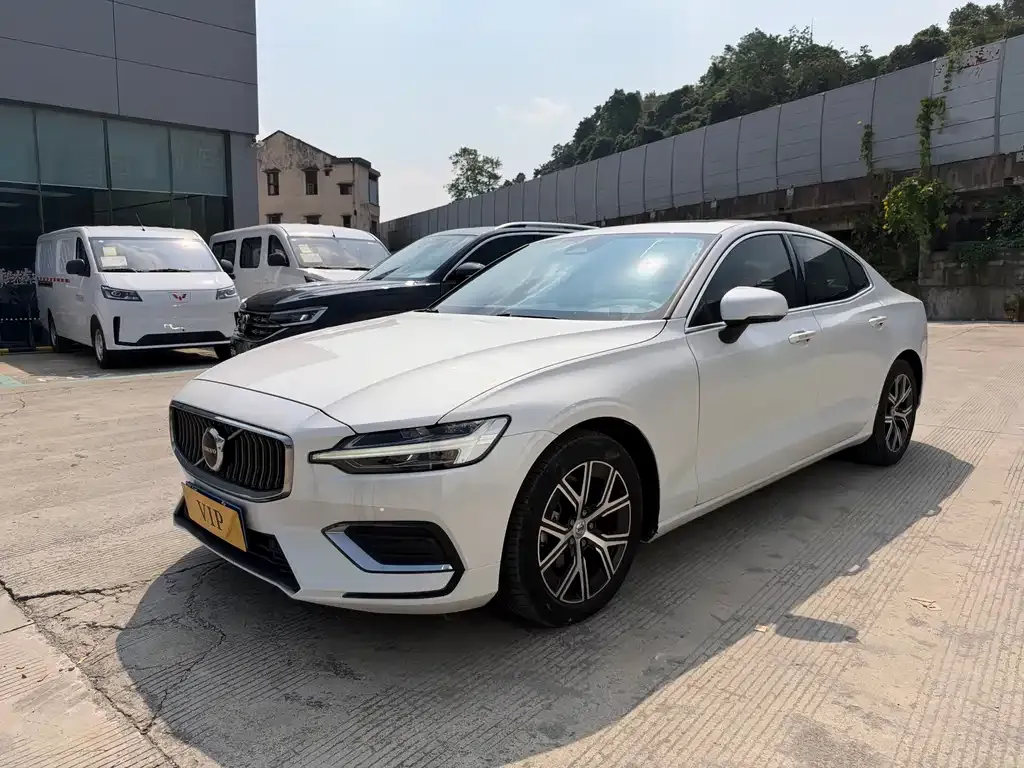 2023 Volvo S60 B4 Luxury