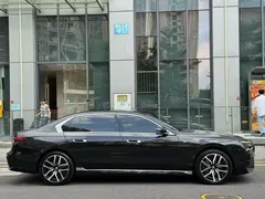 2023 BMW 7 Series 735Li M Sport Package, чёрный — фото 3