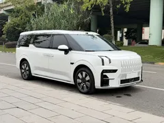 2024 Zeekr 009 6-Seat Executive 4WD 108kWh, белый — фото 3