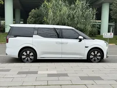 2024 Zeekr 009 6-Seat Executive 4WD 108kWh, белый — фото 4