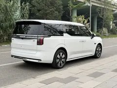 2024 Zeekr 009 6-Seat Executive 4WD 108kWh, белый — фото 5