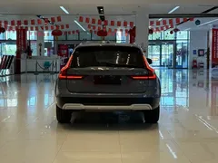2021 Volvo V90 Cross Country B5 AWD — фото 6