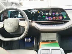 2025 Hongqi EH7 640 4WD — фото 12