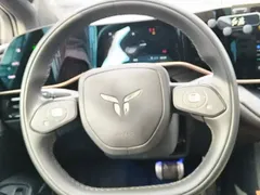 2025 Hongqi EH7 640 4WD — фото 15