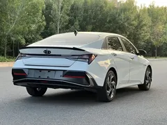 2023 Hyundai Elantra 1.5L CVT LUX Premium, белый — фото 6