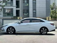 2023 Hyundai Elantra 1.5L CVT LUX Premium, белый — фото 3
