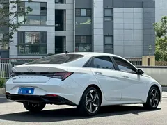 2023 Hyundai Elantra 1.5L CVT LUX Premium, белый — фото 4
