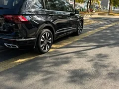 2022 Volkswagen Tiguan L 380TSI AT 4WD R-Line 7-seat, чёрный — фото 5