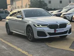 2022 BMW 5 Series 530Li Leading M Sport Package, белый — фото 2