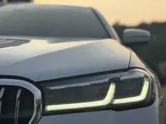 2022 BMW 5 Series 530Li Leading M Sport Package, белый — фото 5
