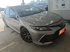 2021 Toyota Camry 2.5G Luxury, белый — фото 2