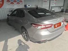 2021 Toyota Camry 2.5G Luxury, белый — фото 4
