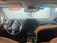 2021 Toyota Camry 2.5G Luxury, белый — фото 7