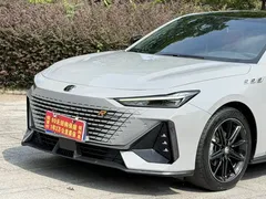 2022 Changan UNI-V 1.5T Premium — фото 5