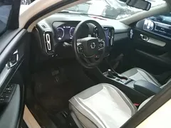 2021 Volvo XC40 4WD Fashion, белый — фото 16
