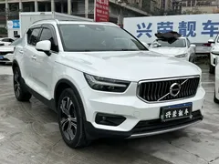 2021 Volvo XC40 4WD Luxury, белый — фото 3
