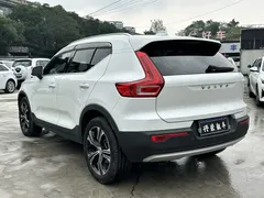 2021 Volvo XC40 4WD Luxury, белый — фото 4