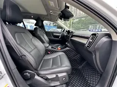 2021 Volvo XC40 4WD Luxury, белый — фото 14