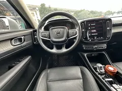 2021 Volvo XC40 4WD Luxury, белый — фото 16