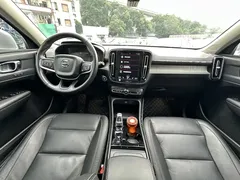 2021 Volvo XC40 4WD Luxury, белый — фото 17