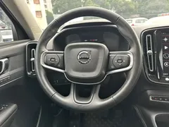 2021 Volvo XC40 4WD Luxury, белый — фото 18