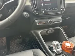 2021 Volvo XC40 4WD Luxury, белый — фото 19
