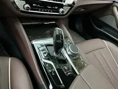 2022 BMW 5 Series 525Li Luxury Package, чёрный — фото 11