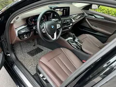 2022 BMW 5 Series 525Li Luxury Package, чёрный — фото 13