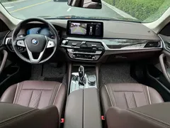 2022 BMW 5 Series 525Li Luxury Package, чёрный — фото 16