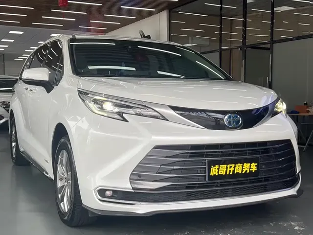 2023 Toyota Sienna 2.5L Hybrid Luxury