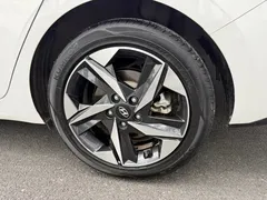 2023 Hyundai Elantra 1.5L CVT LUX Premium, белый — фото 4