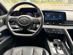 2023 Hyundai Elantra 1.5L CVT LUX Premium, белый — фото 9