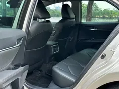 2021 Toyota Camry 2.0G Luxury, белый — фото 6