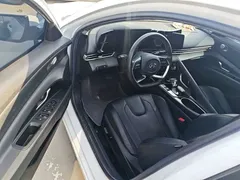 2021 Hyundai Elantra 1.5L CVT LUX Premium, белый — фото 16