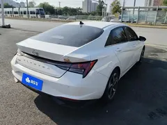 2021 Hyundai Elantra 1.5L CVT LUX Premium, белый — фото 3