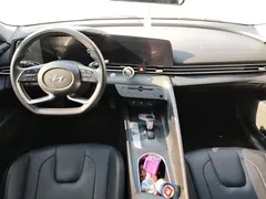 2021 Hyundai Elantra 1.5L CVT LUX Premium, белый — фото 12