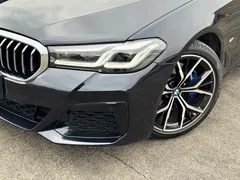 2022 BMW 5 Series 530i M Sport Package, чёрный — фото 4