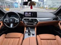 2022 BMW 5 Series 530i M Sport Package, чёрный — фото 9