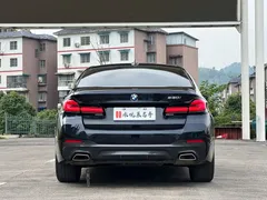 2022 BMW 5 Series 530i M Sport Package, чёрный — фото 12