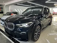 2021 BMW X5 M Sport Package, чёрный — фото 1