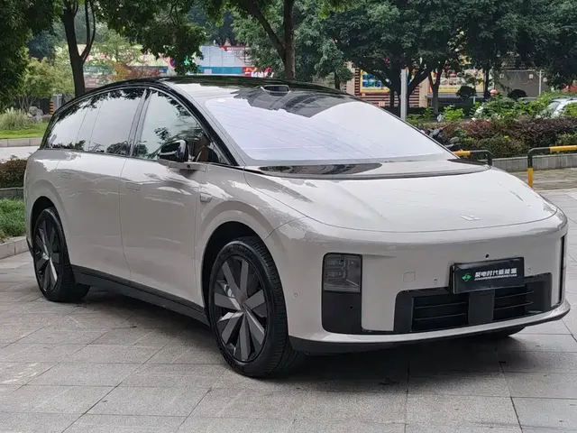 2025 Li Auto i8 Standard