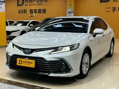 2021 Toyota Camry Hybrid 2.5HGVP Leading, белый — фото 1