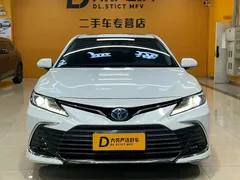 2021 Toyota Camry Hybrid 2.5HGVP Leading, белый — фото 2