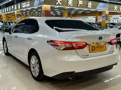 2021 Toyota Camry Hybrid 2.5HGVP Leading, белый — фото 3