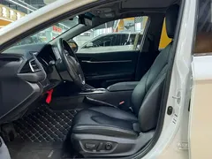 2021 Toyota Camry Hybrid 2.5HGVP Leading, белый — фото 4