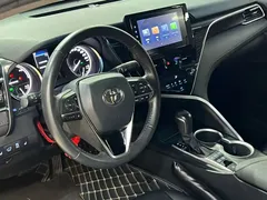 2021 Toyota Camry Hybrid 2.5HGVP Leading, белый — фото 5