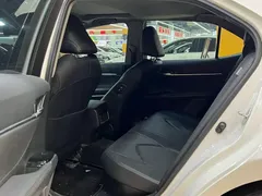 2021 Toyota Camry Hybrid 2.5HGVP Leading, белый — фото 6