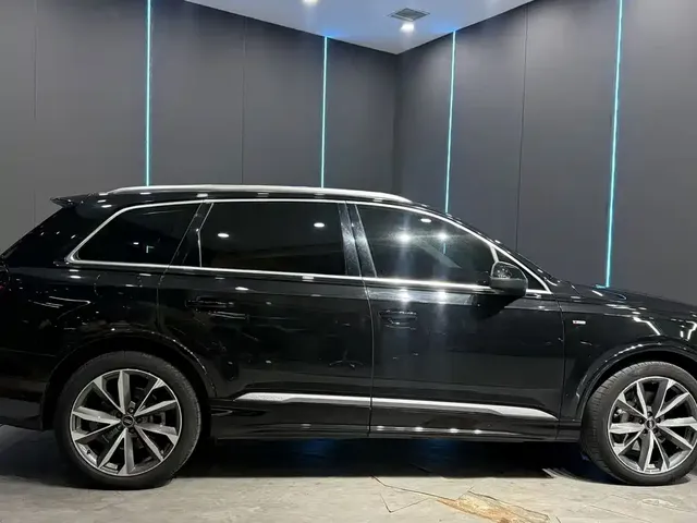 2022 Audi Q7 55 TFSI quattro S line Sport