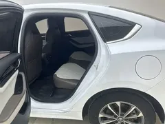 2024 BYD Qin PLUS Honor DM-i PHEV 55km Leading, белый — фото 16