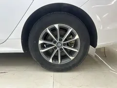 2024 BYD Qin PLUS Honor DM-i PHEV 55km Leading, белый — фото 17